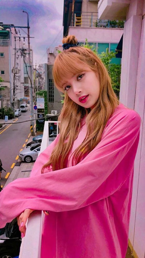 明星美照blackpink成员lisa吓坏章鱼哥