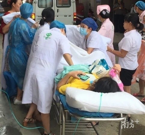 特殊的救援！为一孕妇紧急接生，中堂医护人员搭起暖心“产房”
