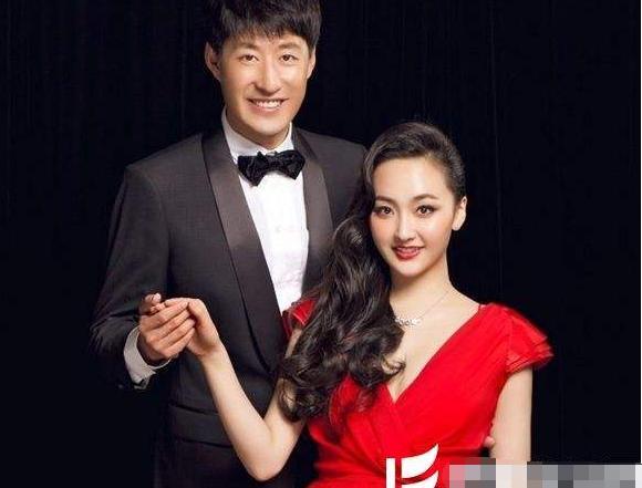 于震的第一任妻子是方柏霓,2010年春天时两人发生了矛盾,意外伤到了
