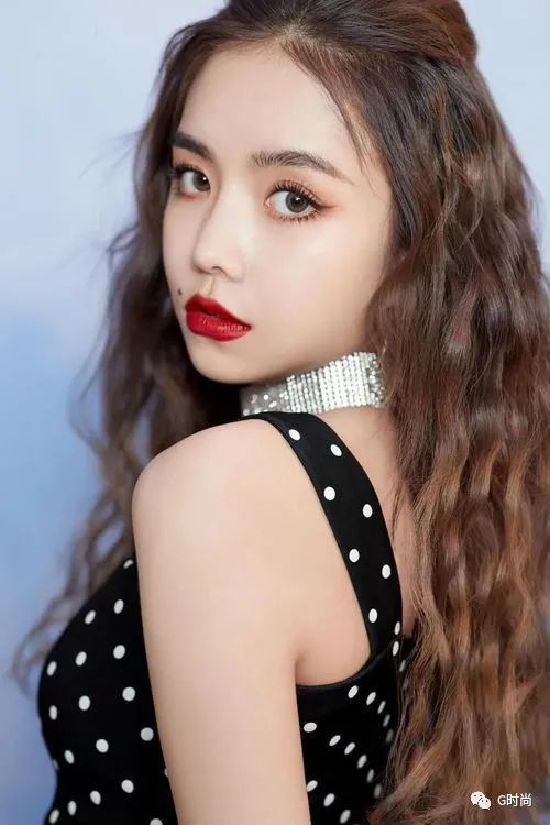女孩脖子上那个直男看不懂的黑色项圈,叫choker,choker,直男,搭配,项链,时尚 女孩脖子上那个直男看不懂的黑色项圈,叫choker,choker,直男,搭配,项链,时尚