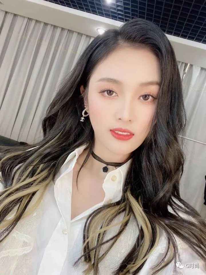 女孩脖子上那个直男看不懂的黑色项圈,叫choker,choker,直男,搭配,项链,时尚 女孩脖子上那个直男看不懂的黑色项圈,叫choker,choker,直男,搭配,项链,时尚