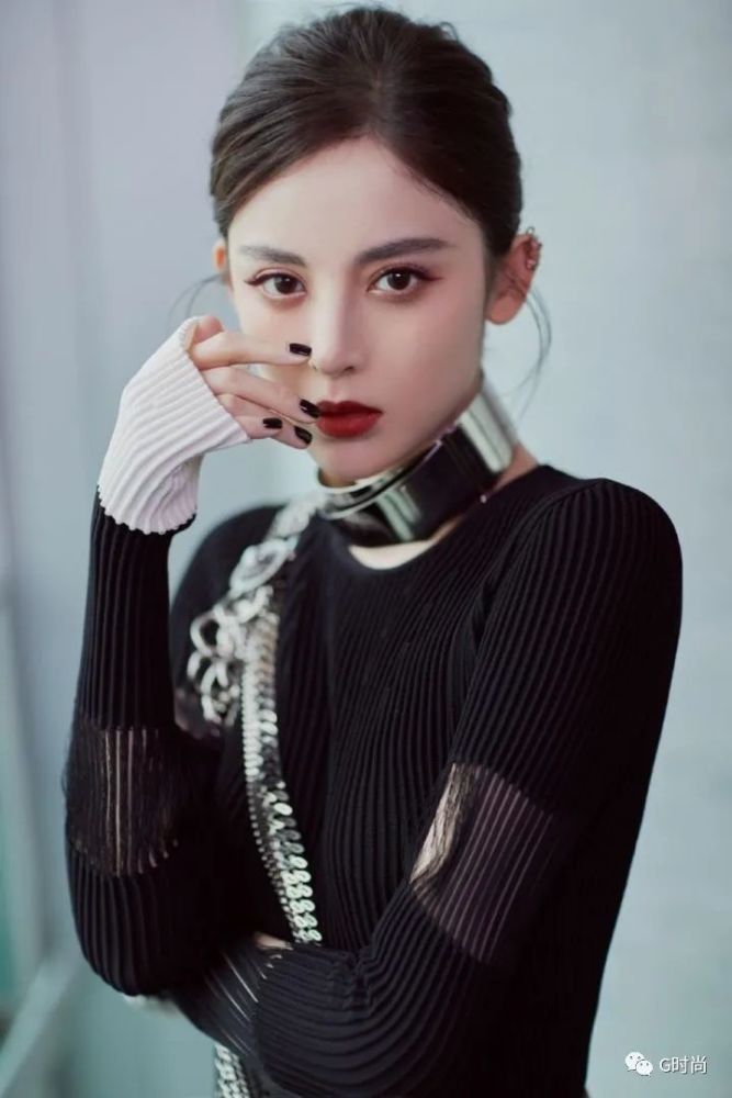 女孩脖子上那个直男看不懂的黑色项圈,叫choker,choker,直男,搭配,项链,时尚 女孩脖子上那个直男看不懂的黑色项圈,叫choker,choker,直男,搭配,项链,时尚