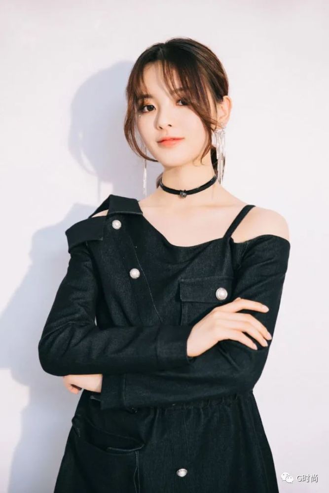女孩脖子上那个直男看不懂的黑色项圈,叫choker,choker,直男,搭配,项链,时尚 女孩脖子上那个直男看不懂的黑色项圈,叫choker,choker,直男,搭配,项链,时尚