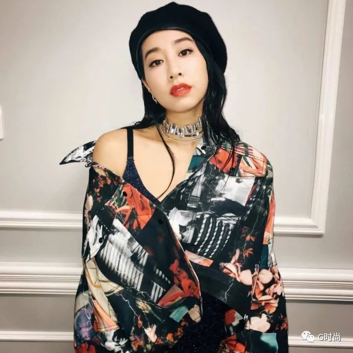 女孩脖子上那个直男看不懂的黑色项圈,叫choker,choker,直男,搭配,项链,时尚 女孩脖子上那个直男看不懂的黑色项圈,叫choker,choker,直男,搭配,项链,时尚