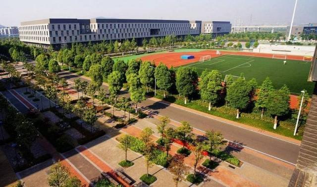 看看苟晶的毕业照，你怎么能说我是野鸡学校？