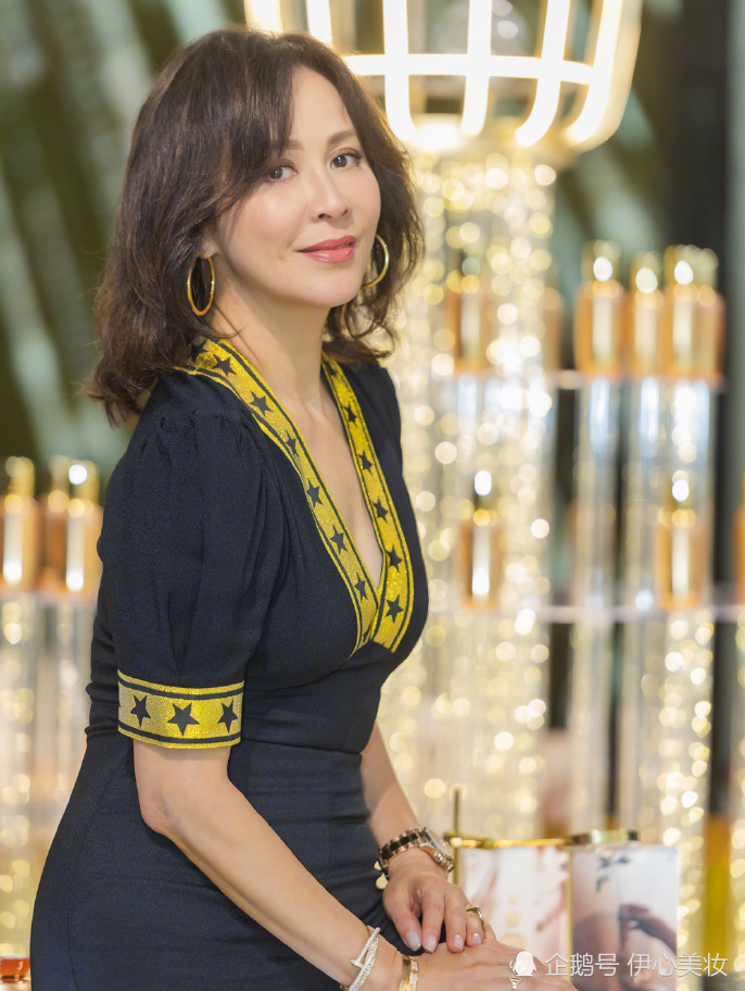 好啦,以上是50岁女明星喜欢的发型,记住即使上了50岁我们也要对生活