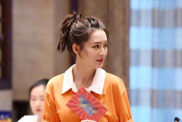 李沁穿短裙录制《奔跑吧》,导演组却忘记给她准备毯子