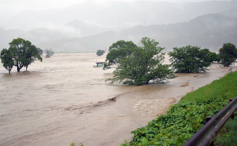 日本遭特大暴雨袭击,熊本,鹿儿岛发最高级洪水警告13人失踪