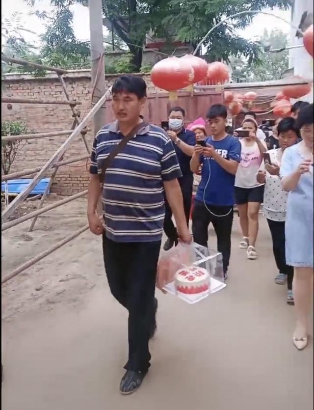 50岁大衣哥朱之文罕露面!大腹便便走路蹒跚,鞋子沾灰多显邋遢