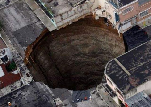 全球最"恐怖"的天坑,在市区突现,15人丧生坑底,达90米之深