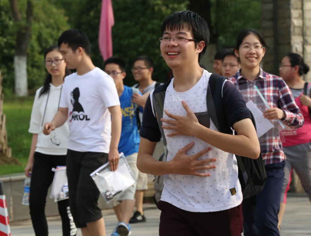 高考生家里没钱没背景,大学这四大专业,帮你打个"翻身