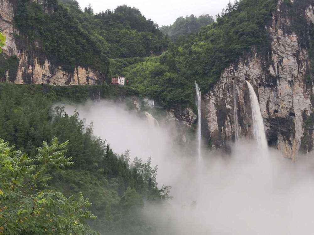 入汛!花垣小龙洞瀑布呈现"四龙吐水"