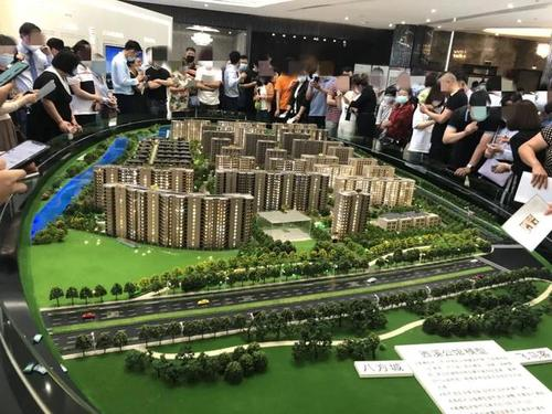 一边万人摇号抢新房，一边二手房大量挂牌，楼市怎么了？