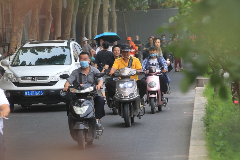 郑州市目前有很多市民选择骑电动车出行.