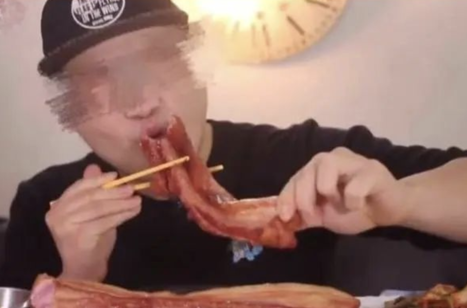 死在直播中的网红大胃王，你吃那么多肉干什么啊？