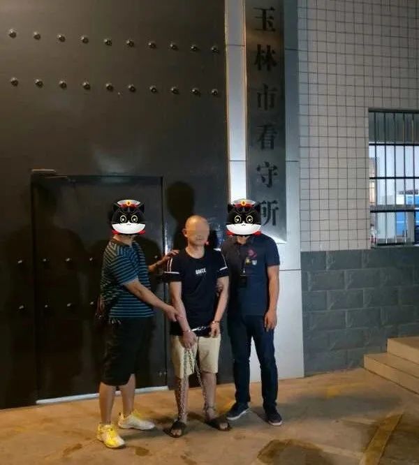李联押解嫌疑人到看守所