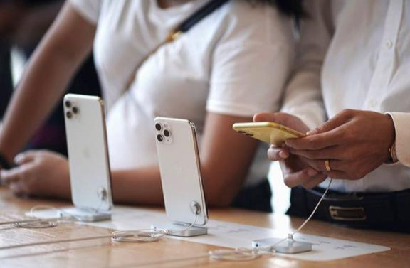 iPhone取消充电器配送，网友：耳机就算了，再不送充电器，买裸机？,iphone,充电器,ipho...