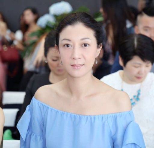 46岁吴绮莉近照肤白貌美,与成龙闹掰后为何不再结婚?