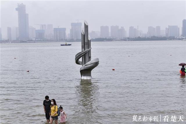 中国长江流域重要站实时水情表显示:当日18时,汉口(武汉关)水位到达26