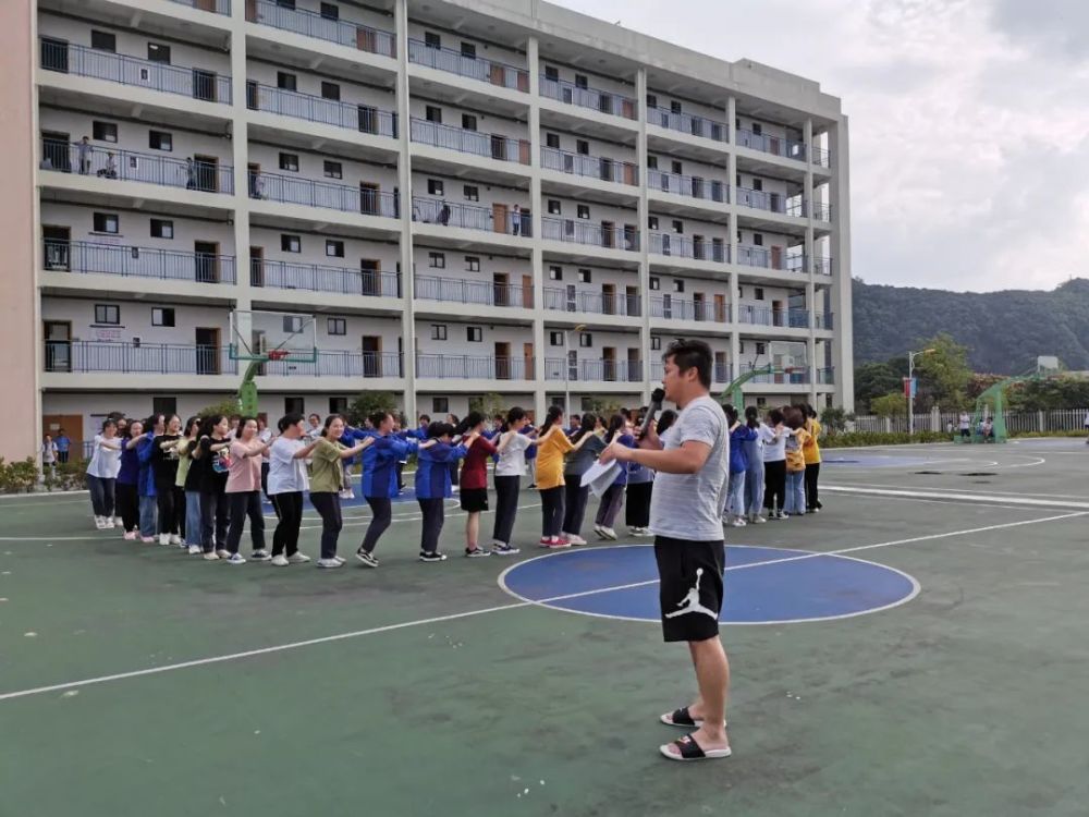 6月30日下午,崇化中学为全体高三年级学生举行了一场别开生面的"减压