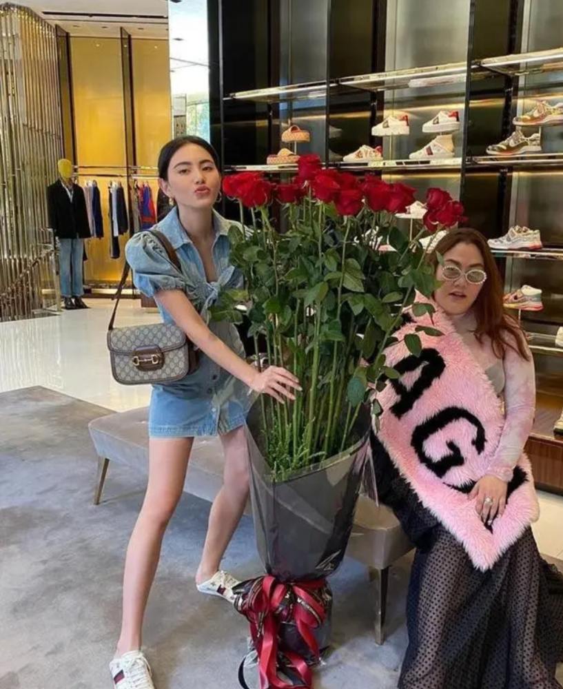 这款牛仔裤太迷了,减龄又文艺,穿在身上简直绝了 这款牛仔裤太迷了,减龄又文艺,穿在身上简直绝了