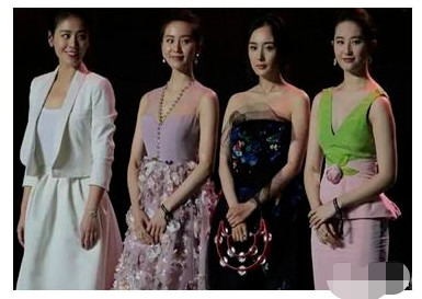 黄圣依站姿太社会了吧！配上这个不屑脸，伊能静在她面前也要忌惮三分