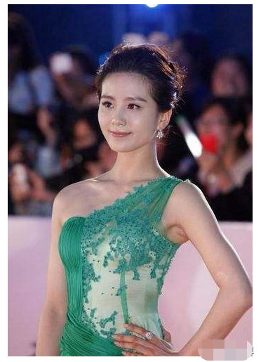 黄圣依站姿太社会了吧！配上这个不屑脸，伊能静在她面前也要忌惮三分