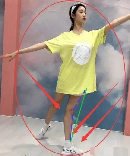 黄圣依站姿太社会了吧！配上这个不屑脸，伊能静在她面前也要忌惮三分
