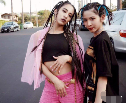 黄圣依站姿太社会了吧！配上这个不屑脸，伊能静在她面前也要忌惮三分