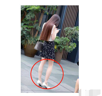 黄圣依站姿太社会了吧！配上这个不屑脸，伊能静在她面前也要忌惮三分