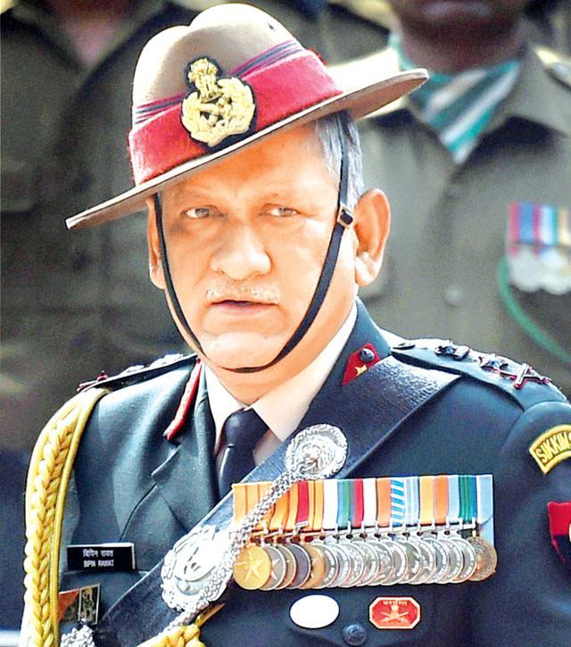 印度国防参谋长拉瓦特上将,拥有18枚军事奖章,军事媒体战略学博士学位