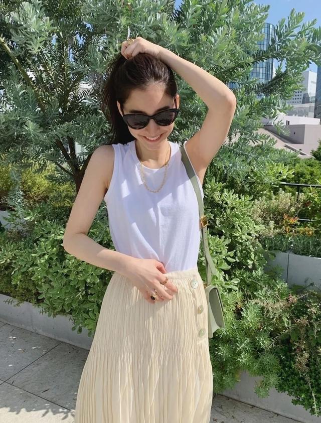 坎肩背心才是今夏最热款,这么穿时尚又优雅,让你清凉整个夏天 坎肩背心才是今夏最热款,这么穿时尚又优雅,让你清凉整个夏天