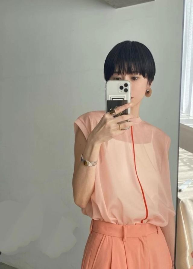 坎肩背心才是今夏最热款,这么穿时尚又优雅,让你清凉整个夏天 坎肩背心才是今夏最热款,这么穿时尚又优雅,让你清凉整个夏天