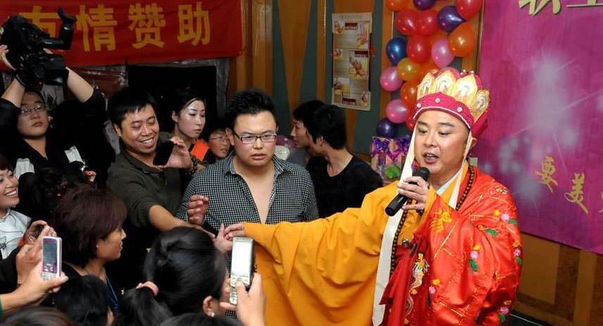 同样演唐僧成名,徐少华走穴卖唱为生,而迟重瑞悠闲玩紫檀收藏