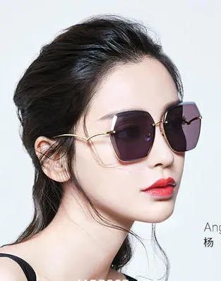 代表人物:angelababy 过宽过大的墨镜放在小小的心形脸上并不太适合