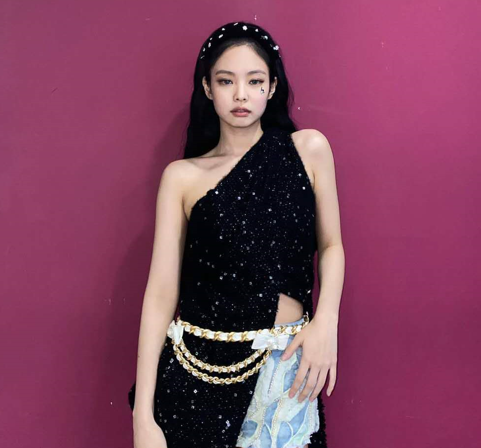 jennie亮片上衣展现完美直角肩这时尚感爆棚