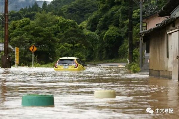 暴雨使得熊本县的球磨川(kuma river)泛滥,洪水摧毁一座桥和多间房屋