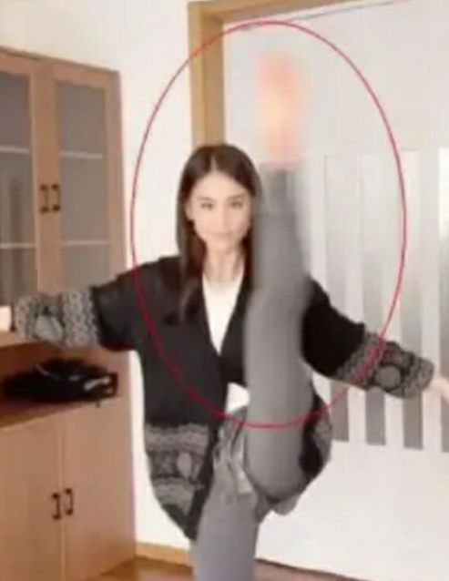 黄圣依穿体操服大秀一字马,当她踢腿的瞬间,美得让人