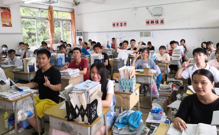 在江口中学 高三毕业班的师生们用自己的方式 挥洒青春,迎接高考