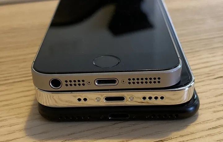 5.4英寸iphone12机模对比se 单手体验不错!有锁iphone竟然自动解锁了