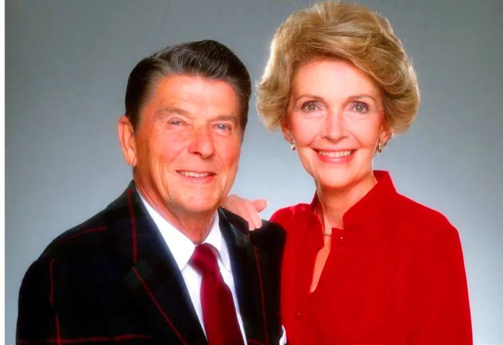 1984年,里根在西安拍了拍兵马俑,媒体报道:总统拍中国