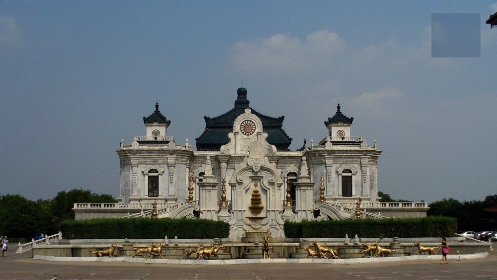 大水法后面的建筑就是远瀛观,是昔日乾隆为宠爱的香妃修建的宫殿,内部