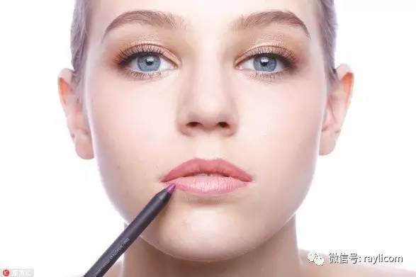 颖宝色目测会火！“轮廓玫瑰唇”气质满分颜值刷新