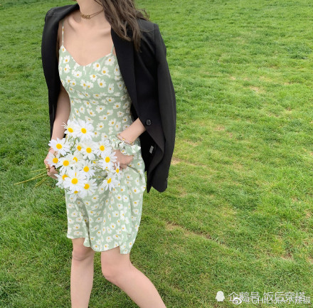 "土里土气"的碎花裙,怎么搭配出高级感?