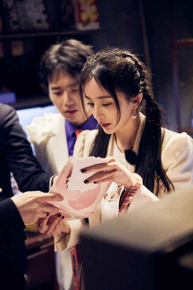 《密室大逃脱2》杨幂变身房产中介 白色西装蜈蚣双马尾超俏皮
