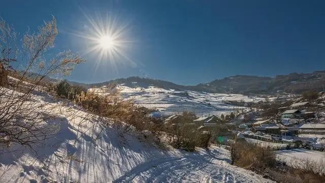 谈起吉林省的古村美景,那位于吉林省白山市内的松岭雪村一定是不能