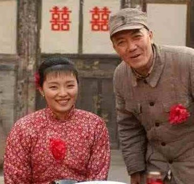 她是《亮剑》中李云龙的老婆,颜值演技俱佳,真实身份却不是演员