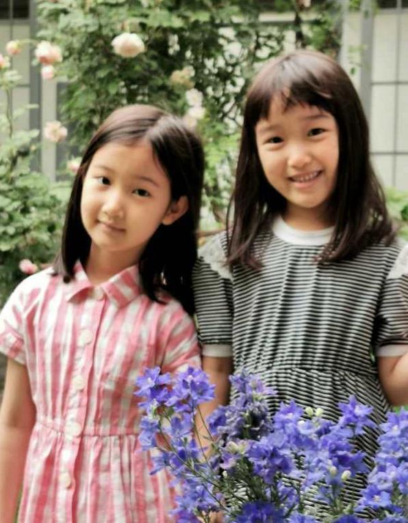 赵子琪女儿好可爱,姐妹穿连衣裙清爽时尚,有女儿的就