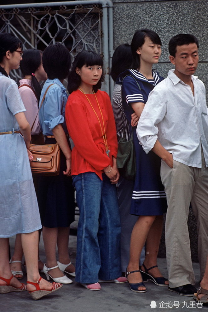 老照片,1985年北京街头,图一什么车