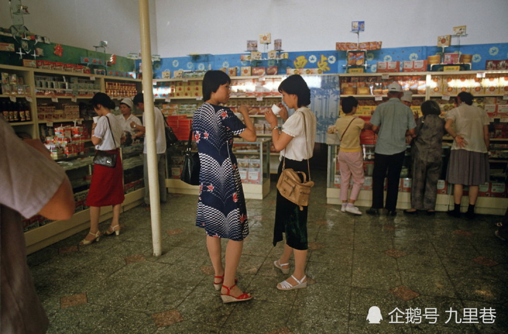 老照片1985年北京街头图一什么车